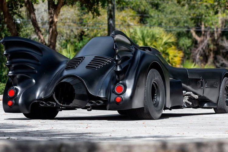 Một số phiên bản nổi tiếng nhất của nó bao gồm phiên bản dựa trên Lincoln Futura, như được thấy trong loạt phim truyền hình Batman những năm 1960 với sự tham gia của nam diễn viên Adam West, cũng như phiên bản điện ảnh của đạo diễn Tim Burton, chiếc Tumbler của đạo diễn Christopher Nolan và phiên bản của đạo diễn Zack Snyder từ “Batman v Siêu nhân: Dawn of Justice”.