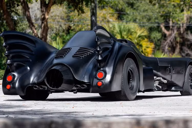 Một số phiên bản nổi tiếng nhất của nó bao gồm phiên bản dựa trên Lincoln Futura, như được thấy trong loạt phim truyền hình Batman những năm 1960 với sự tham gia của nam diễn viên Adam West, cũng như phiên bản điện ảnh của đạo diễn Tim Burton, chiếc Tumbler của đạo diễn Christopher Nolan và phiên bản của đạo diễn Zack Snyder từ “Batman v Siêu nhân: Dawn of Justice”.