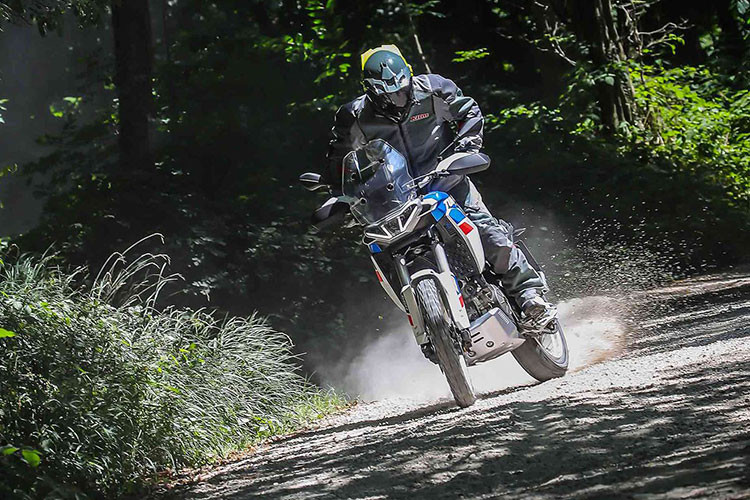 Nhìn vào giá thành bộ đôi xe RS 660 và Tuono 660 được công bố chính hãng hiện nay, có thể dự đoán mức giá xe Aprilia Tuareg 660 2022 tại Việt Nam cũng sẽ ở mức khoảng hơn 400 triệu đồng.