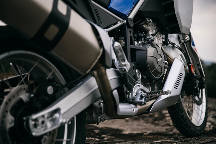 Tuy nhiên Aprilia đã tiến hành hiệu chỉnh động cơ này để phù hợp hơn với xe ADV, từ đó mang đến cho xe công suất 80 mã lực tại tua máy 9.250 vòng/phút và mômen xoắn cực đại 70 Nm tại tua máy 6.500 vòng/phút.