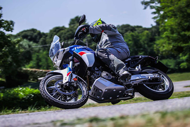 Về công nghệ điện tử, Aprilia Tuareg 660 hoàn toàn mới được trang bị sẵn hệ thống chống bó cứng phanh ABS kênh đôi có thể bật tắt theo nhu cầu, hệ thống kiểm soát lựck éo, kiểm soát lực hãm động cơ, hỗ trợ giữ ga, ga điện tử với nhiều chế độ lái. Các thông tin này sẽ được hiển thị trên đồng hồ của xe là màn hình màu TFT 5 inch.