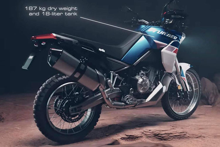 Mẫu xe Adventure Aprilia Tuareg 660 sở hữu loạt trang bị tiêu chuẩn hệ thống treo hành trình dài, vành nan 21-inch/18-inch tương ứng vành trước và sau, đi kèm lốp off-road, kính chắn gió cao, ốp bảo vệ tay lái và ống xả vểnh cao...