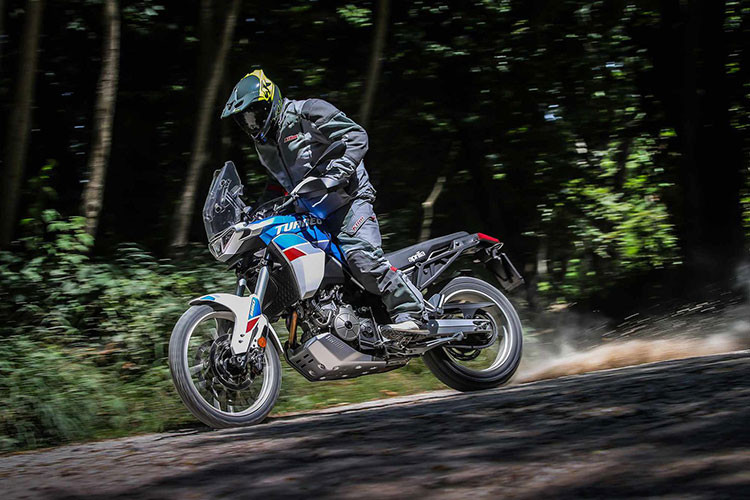 So sánh về thông số, Aprilia Tuareg 660 2022 săp về Việt Nam hiện đang là mẫu Adventure Touring hàng đầu ở phân khúc xe hạng trung, thậm chí có phần vượt trội hơn so với đối thủ Yamaha Tenere 700.