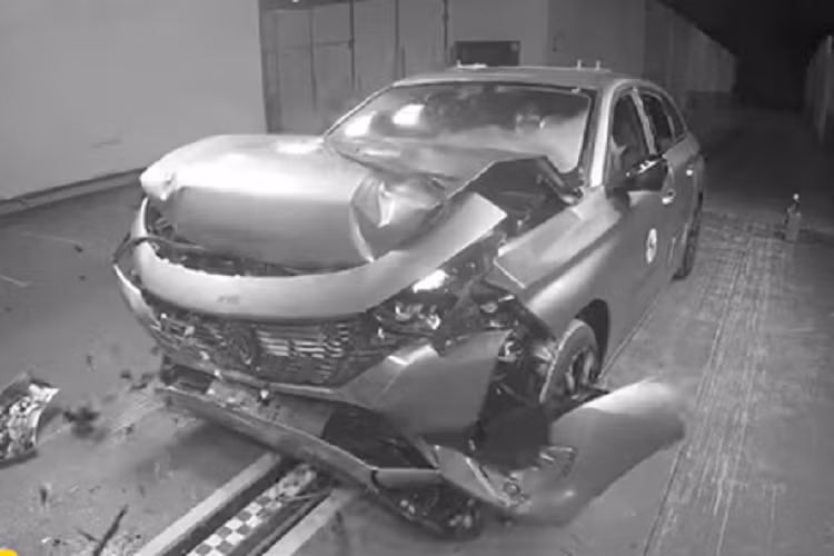 Ở Lexus RX là 90-87-89-91% ở hạng mục bảo vệ người lớn - trẻ em - người đi đường - công nghệ hỗ trợ an toàn. Mercedes-Benz GLC hoàn toàn mới cũng đạt 92-90-74-84%. Chỉ có 3 mẫu xe đạt mức an toàn 4 sao gồm Ford Puma, Volkswagen Touran, Peugeot 408 và Citroën C4 X.