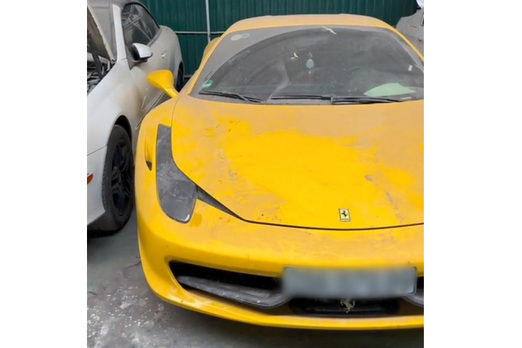 Hiện không rõ chủ nhân đã xảy ra sự cố gì với chiếc siêu xe Ferrari 458 Italia tại Hà Nội mà lại để siêu ngựa tại 1 garage sửa xe trong nhiều tháng qua. Siêu xe Ferrari 458 Italia ít chạy nhất Việt Nam bất ngờ bị bắt gặp tại bãi xe với ngoại thất bám bụi dày đặc.