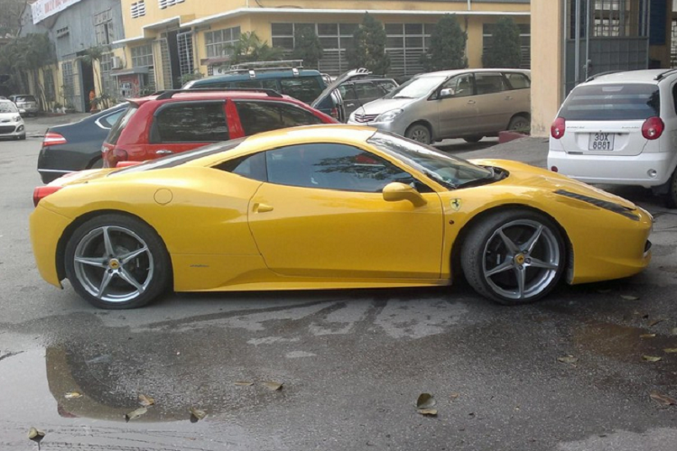 Ferrari 458 Italia sử dụng động cơ V8, dung tích 4.5 lít, sản sinh công suất tối đa 570 mã lực và mô-men xoắn cực đại 540 Nm , hộp số ly hợp kép 7 cấp, siêu xe Ferrari 458 Italia mất khoảng thời gian 3,4 giây để tăng tốc từ vị trí xuất phát lên 100 km/h trước khi đạt tốc độ tối đa khoảng 325 km/h.
