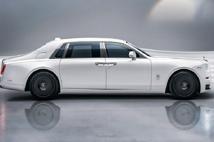 Bộ mâm mới của Rolls-Royce có kích thước 22 inch và được làm bằng thép không gỉ, hoàn thiện đánh bóng hoặc sơn mài màu đen.