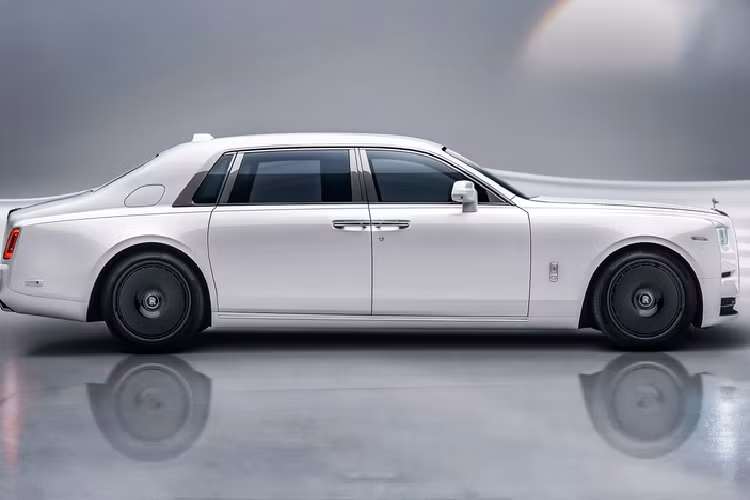 Bộ mâm mới của Rolls-Royce có kích thước 22 inch và được làm bằng thép không gỉ, hoàn thiện đánh bóng hoặc sơn mài màu đen.