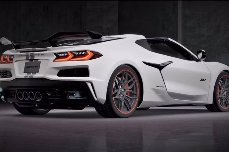 Tất nhiên là cả bên ngoài và trong xe đều có các huy hiệu Chevrolet Corvette Z06 đặc biệt bản 70th Anniversary.