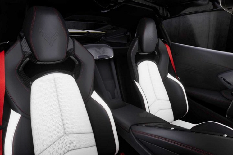 Các chi tiết nội thất đáng chú ý khác gồm ghế GT2 màu trắng với dây đai an toàn màu đỏ và vô lăng bọc da lộn.