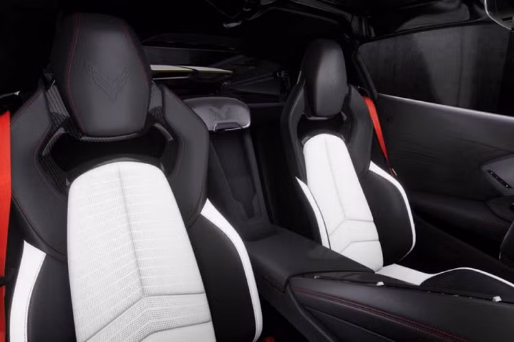 Các chi tiết nội thất đáng chú ý khác gồm ghế GT2 màu trắng với dây đai an toàn màu đỏ và vô lăng bọc da lộn.