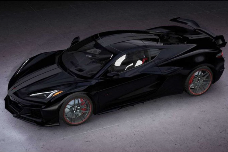 Loạt ảnh rò rỉ cho thấy mẫu xe thể thao Corvette Z06 70th Anniversary có sơn ngoại thất màu trắng hoặc đen, sọc trang trí (tùy chọn), bộ mâm Carbon Flash và kẹp phanh màu đỏ nổi bật. Ốp gương cửa và cánh lướt gió thể thao của chiếc xe cũng được làm bằng Carbon Flash.