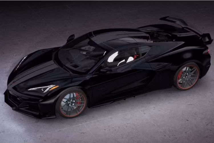 Loạt ảnh rò rỉ cho thấy mẫu xe thể thao Corvette Z06 70th Anniversary có sơn ngoại thất màu trắng hoặc đen, sọc trang trí (tùy chọn), bộ mâm Carbon Flash và kẹp phanh màu đỏ nổi bật. Ốp gương cửa và cánh lướt gió thể thao của chiếc xe cũng được làm bằng Carbon Flash.