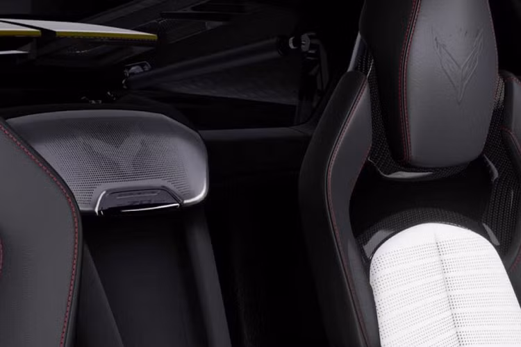 Chưa rõ số lượng xuất xưởng và giá xe Chevrolet Corvette Z06 70th Anniversary phiên bản kỷ niệm là bao nhiêu.