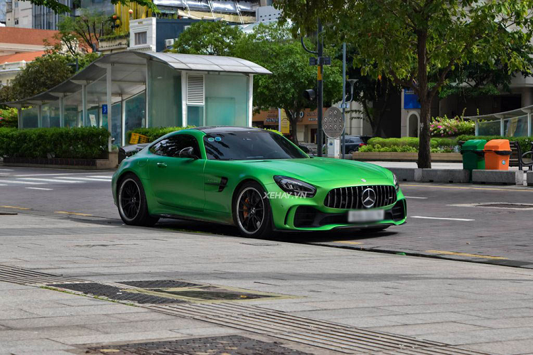 Đây là chiếc Mercedes-AMG GT R chính hãng duy nhất ở Việt Nam sở hữu màu sơn xanh lá AMG Green Hell Magno, tùy chọn sơn này được lấy cảm hứng từ đường đua Nurburgring với hai rừng cây xanh mát hai bên đường, biệt danh của đường đua này là “Green Hell” (Địa ngục xanh). Xe được nhập khẩu về nước theo diện chính hãng.
