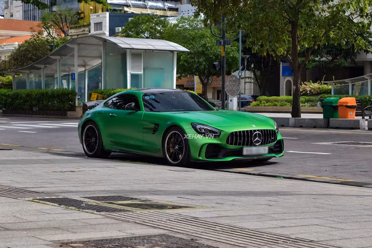 Đây là chiếc Mercedes-AMG GT R chính hãng duy nhất ở Việt Nam sở hữu màu sơn xanh lá AMG Green Hell Magno, tùy chọn sơn này được lấy cảm hứng từ đường đua Nurburgring với hai rừng cây xanh mát hai bên đường, biệt danh của đường đua này là “Green Hell” (Địa ngục xanh). Xe được nhập khẩu về nước theo diện chính hãng.