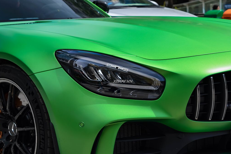 Động cơ là yếu tố được quan tâm nhất trên Mercedes-AMG GT R. Theo đó, nhờ sở hữu động cơ “khủng” V8, tăng áp kép, dung tích 4.0 lít với cách bố trí cụm turbo theo kiểu “hot inside V” đặc trưng, Mercedes-AMG GT R có khả năng sản sinh 577 mã lực tại vòng tua máy 6.250 vòng/phút và mô-men xoắn cực đại 700 Nm tại dải vòng tua máy 2.100 đến 5.500 vòng/phút.