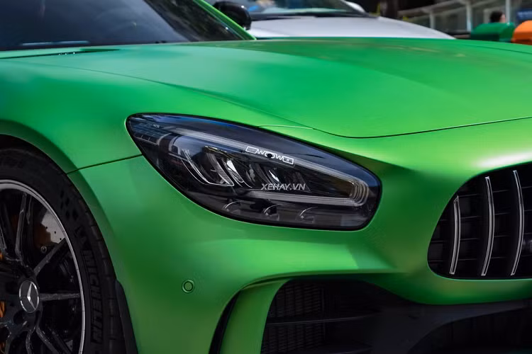 Động cơ là yếu tố được quan tâm nhất trên Mercedes-AMG GT R. Theo đó, nhờ sở hữu động cơ “khủng” V8, tăng áp kép, dung tích 4.0 lít với cách bố trí cụm turbo theo kiểu “hot inside V” đặc trưng, Mercedes-AMG GT R có khả năng sản sinh 577 mã lực tại vòng tua máy 6.250 vòng/phút và mô-men xoắn cực đại 700 Nm tại dải vòng tua máy 2.100 đến 5.500 vòng/phút.
