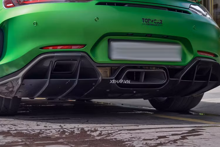Ngoài các trang bị an toàn cơ bản của Mercedes-Benz, AMG GT R còn có thêm các công nghệ phục vụ cho việc đua gồm hệ thống treo AMG Drive Control, hệ thống lái trợ lực điện thể thao AMG, Khóa vi sai chống trượt cho cầu sau AMG, điều khiển lực kéo 9 cấp độ AMG Traction Control,…