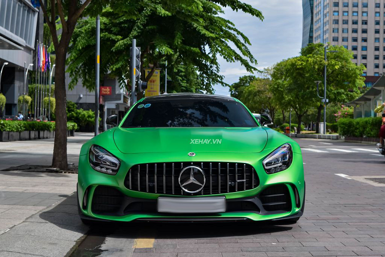 Hiện tại đã có tổng cộng 6 chiếc Mercedes-AMG GT R tại Việt Nam, trong bài là chiếc thứ 2, về sau chiếc đầu tiên màu xám từng thuộc sở hữu của dân chơi siêu xe Cường Đô la.