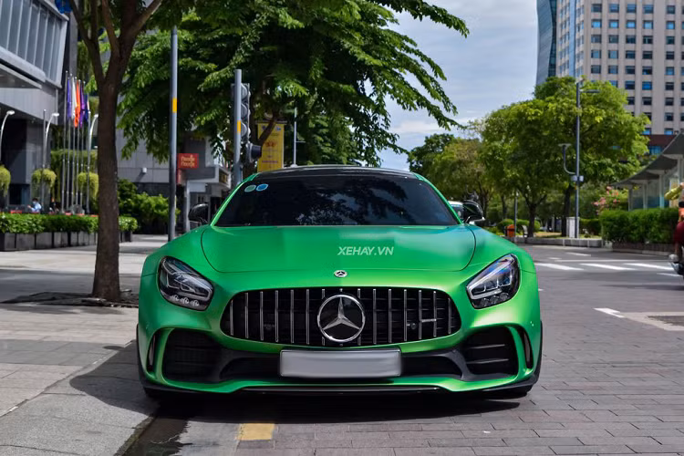 Hiện tại đã có tổng cộng 6 chiếc Mercedes-AMG GT R tại Việt Nam, trong bài là chiếc thứ 2, về sau chiếc đầu tiên màu xám từng thuộc sở hữu của dân chơi siêu xe Cường Đô la.