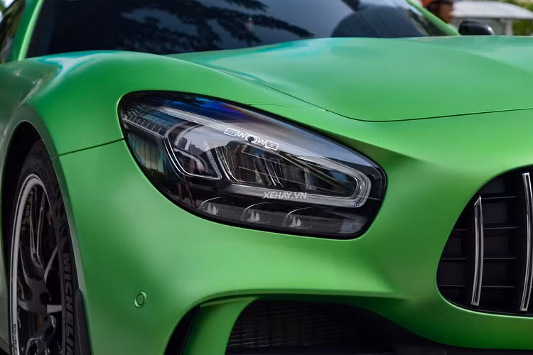 Ở bên ngoài, AMG GT R khác biệt với những chiếc AMG GT Coupe thông thường thông qua các chi tiết khí động học tăng cường như bộ chia gió trước và lưới tản nhiệt dạng Panamericana với các thanh ngang mở rộng.