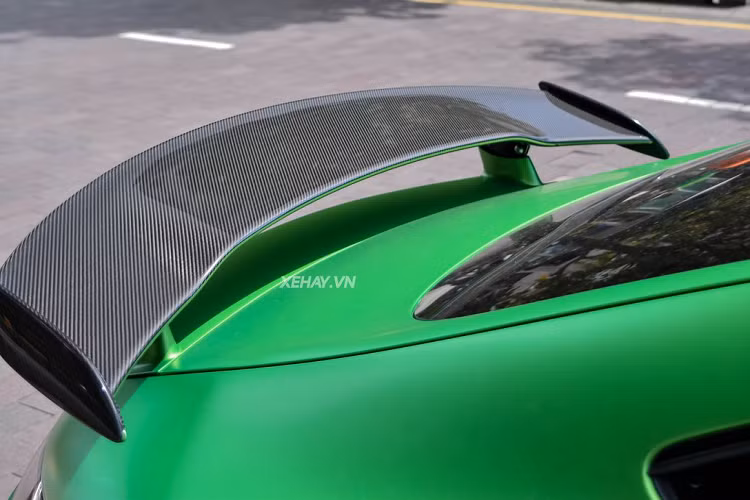 Động cơ này đi kèm hộp số ly hợp kép 7 cấp và hệ dẫn động cầu sau, AMG GT R chỉ mất hơn 3 giây để tăng tốc từ vị trí xuất phát lên 100 km/h trước khi đạt vận tốc tối đa 318 km/h.