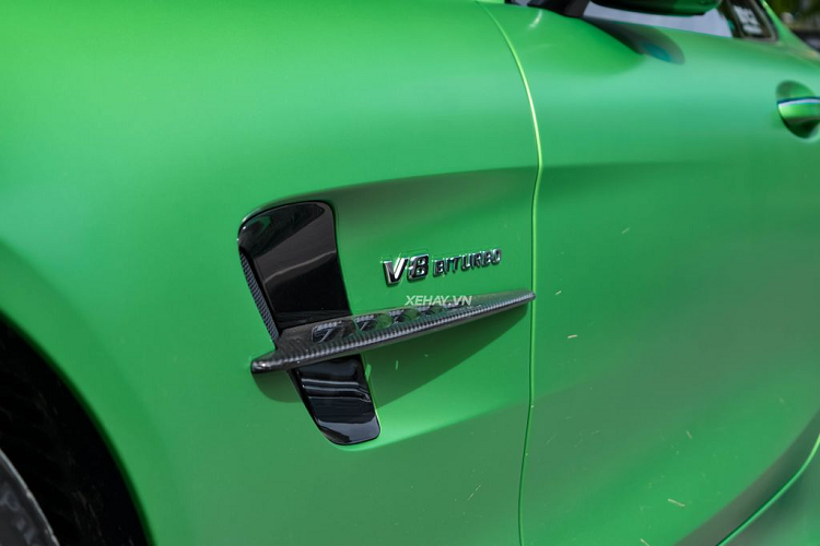 Bên trong cabin, xe có nội thất khá hiện đại bao gồm 2 màn hình lớn 12,3 inch và 10,25 inch, vô-lăng AMG bọc sợi Dinamica tích hợp nút cảm ứng hay bàn cảm ứng lớn trung tâm. Ghế xe là loại đua, mỏng và ôm người. Vật liệu da Nappa màu đen cao cấp đan xen sợi Dinamica mang lại cảm giác thể thao hơn, đường chỉ khâu màu vàng.