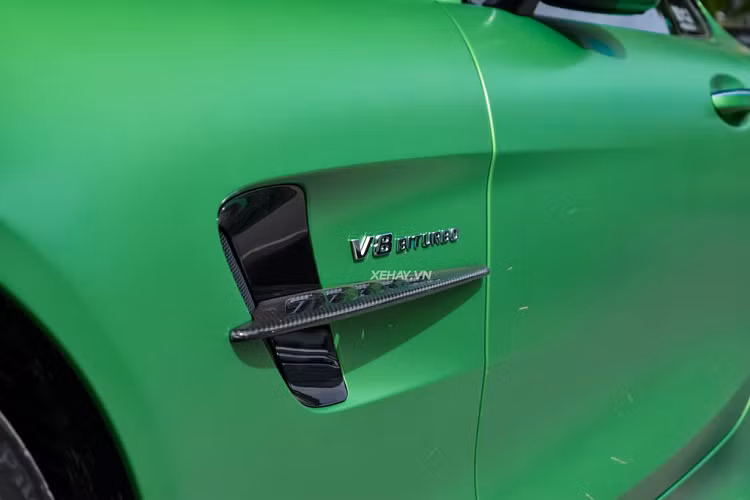 Bên trong cabin, xe có nội thất khá hiện đại bao gồm 2 màn hình lớn 12,3 inch và 10,25 inch, vô-lăng AMG bọc sợi Dinamica tích hợp nút cảm ứng hay bàn cảm ứng lớn trung tâm. Ghế xe là loại đua, mỏng và ôm người. Vật liệu da Nappa màu đen cao cấp đan xen sợi Dinamica mang lại cảm giác thể thao hơn, đường chỉ khâu màu vàng.