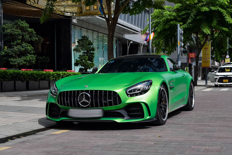 AMG GT R thực tế là phiên bản nâng cấp của GT S Coupe, ra mắt hồi 2017 nhưng được hãng đầu tư mạnh để trở thành một mẫu xe đua đường phố thực thụ. Khung sườn kết hợp nhôm, sợi carbon và các thành phần sợi cường lực giúp giảm trọng lượng xe khoảng 15 kg so với phiên bản cũ.