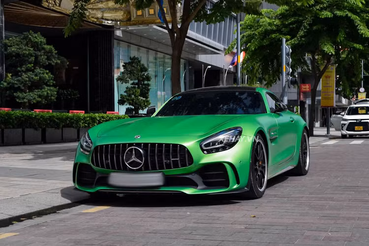 AMG GT R thực tế là phiên bản nâng cấp của GT S Coupe, ra mắt hồi 2017 nhưng được hãng đầu tư mạnh để trở thành một mẫu xe đua đường phố thực thụ. Khung sườn kết hợp nhôm, sợi carbon và các thành phần sợi cường lực giúp giảm trọng lượng xe khoảng 15 kg so với phiên bản cũ.