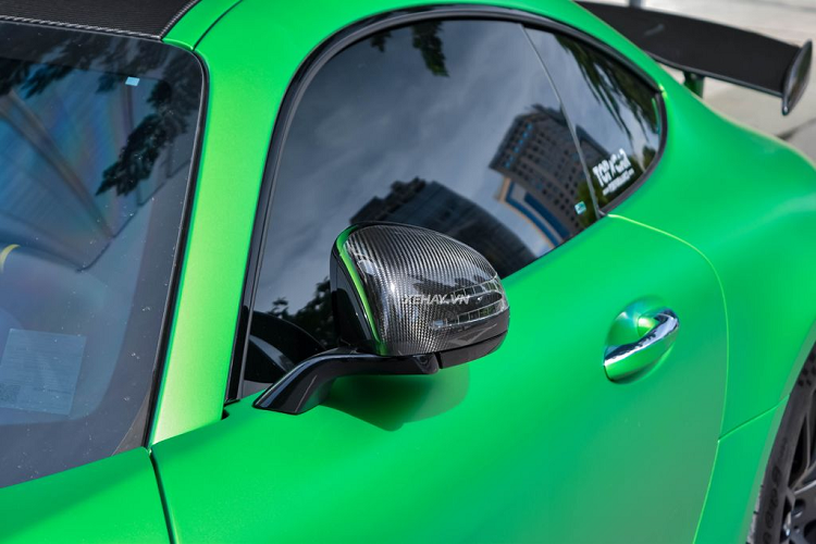 Ở phía sau, Mercedes-AMG GT R nổi bật với bộ cánh gió cố định cỡ lớn sơn đen bóng. Gầm xe có sự xuất hiện của bộ khuếch tán gió cỡ lỡn, tích hợp cụm ống xả ở trung tâm. Xe cũng sở hữu cặp ống xả phụ đặt tại hai bên của khuếch tán.