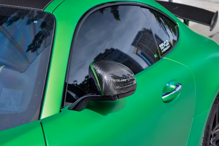 Ở phía sau, Mercedes-AMG GT R nổi bật với bộ cánh gió cố định cỡ lớn sơn đen bóng. Gầm xe có sự xuất hiện của bộ khuếch tán gió cỡ lỡn, tích hợp cụm ống xả ở trung tâm. Xe cũng sở hữu cặp ống xả phụ đặt tại hai bên của khuếch tán.