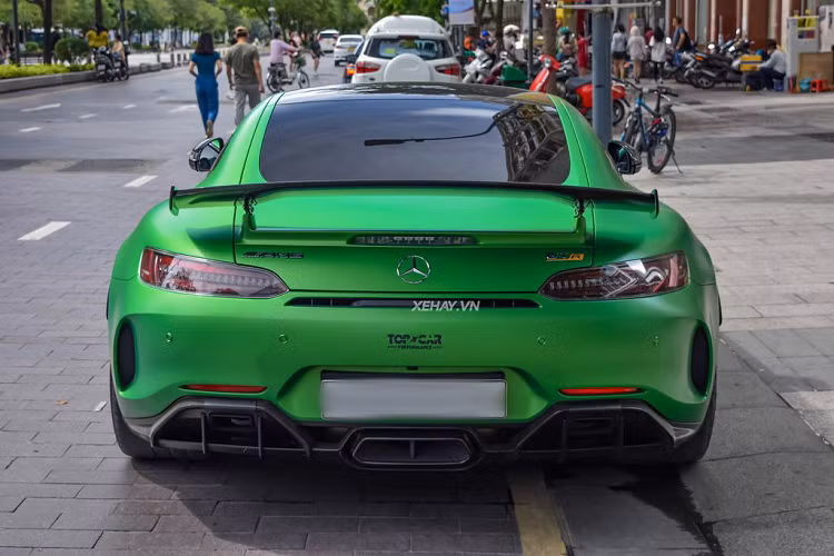 Cuối cùng là cánh chia gió chủ động nằm ở cản sau, tự động hạ góc nghiêng xuống thêm 40 mm khi chạy chế độ Race ở tốc độ trên 80km/h, tăng thêm 40 kg lực nén khi ở vận tốc khoảng 250km/h. Mức giá xe Mercedes-AMG GT R chính hãng khoảng 11,59 tỷ đồng