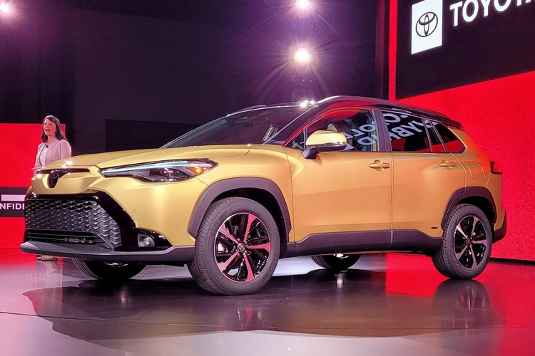 Toyota Corolla Cross đã chính thức ra mắt thị trường Mỹ vào hồi tháng 6 năm ngoái. Tuy nhiên, mãi đến nay, dòng SUV hạng B này ở thị trường Mỹ mới được bổ sung phiên bản hybrid. Tại thị trường Mỹ, Toyota Corolla Cross Hybrid 2023 mới được trang bị hệ truyền động hybrid thế hệ thứ 5 và hệ dẫn động 4 bánh toàn thời gian tiêu chuẩn. Hiện hãng Toyota chưa công bố nhiều thông tin liên quan đến hệ truyền động này.