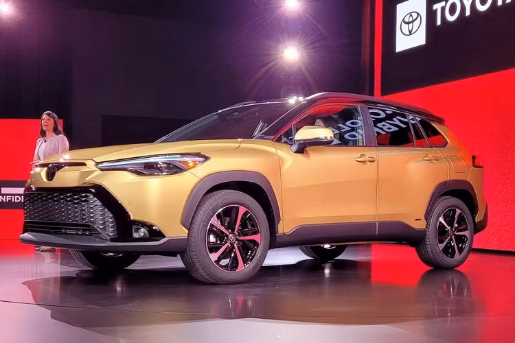 Toyota Corolla Cross đã chính thức ra mắt thị trường Mỹ vào hồi tháng 6 năm ngoái. Tuy nhiên, mãi đến nay, dòng SUV hạng B này ở thị trường Mỹ mới được bổ sung phiên bản hybrid. Tại thị trường Mỹ, Toyota Corolla Cross Hybrid 2023 mới được trang bị hệ truyền động hybrid thế hệ thứ 5 và hệ dẫn động 4 bánh toàn thời gian tiêu chuẩn. Hiện hãng Toyota chưa công bố nhiều thông tin liên quan đến hệ truyền động này.