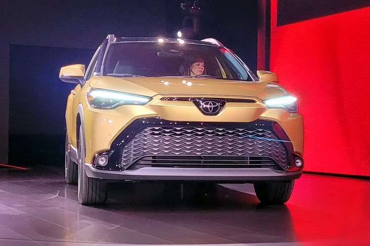 Sức mạnh kể trên cho phép Toyota Corolla Cross Hybrid 2023 bản Mỹ tăng tốc từ 0-96 km/h trong thời gian 8 giây và tiêu thụ lượng xăng trung bình chỉ 6,36 lít/100 km. Với con số này, Toyota Corolla Cross Hybrid 2023 hứa hẹn sẽ là lựa chọn hấp dẫn trong mắt người tiêu dùng Mỹ trong thời buổi giá xăng tăng cao như hiện nay.