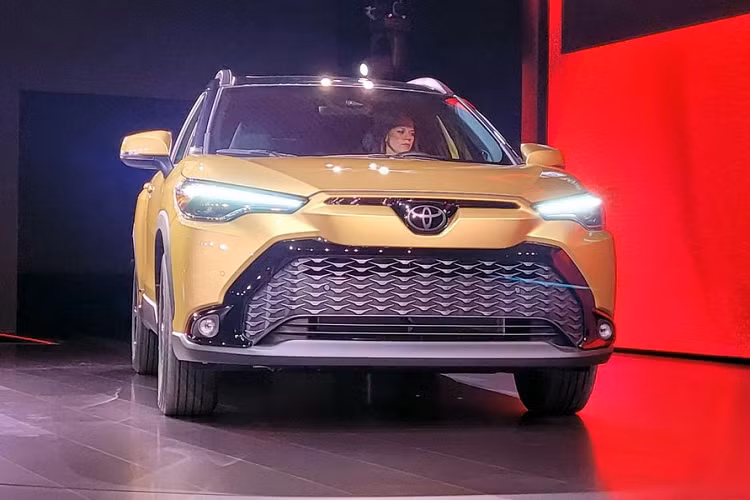 Sức mạnh kể trên cho phép Toyota Corolla Cross Hybrid 2023 bản Mỹ tăng tốc từ 0-96 km/h trong thời gian 8 giây và tiêu thụ lượng xăng trung bình chỉ 6,36 lít/100 km. Với con số này, Toyota Corolla Cross Hybrid 2023 hứa hẹn sẽ là lựa chọn hấp dẫn trong mắt người tiêu dùng Mỹ trong thời buổi giá xăng tăng cao như hiện nay.