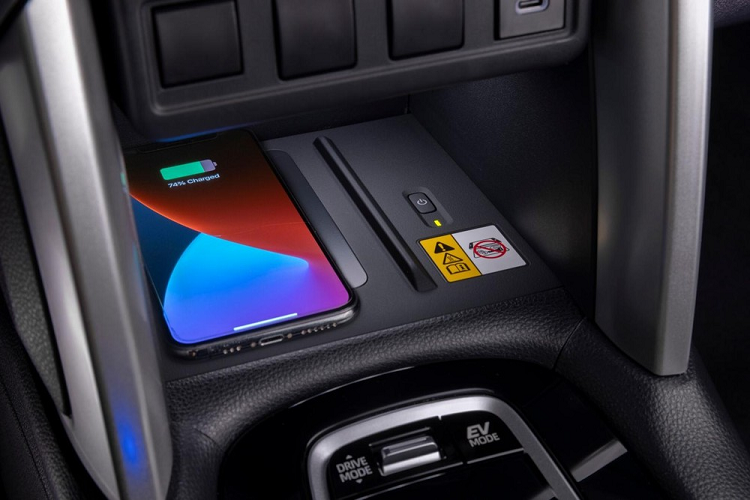 Dù ở bản trang bị nào, Toyota Corolla Cross 2023 tại thị trường Mỹ cũng có gói công nghệ an toàn Toyota Safety Sense 3.0 tiêu chuẩn với những tính năng như hệ thống ngăn va chạm sớm, có thể phát hiện người đi bộ và mô-tô trong một số điều kiện cụ thể cũng như hỗ trợ quay đầu.