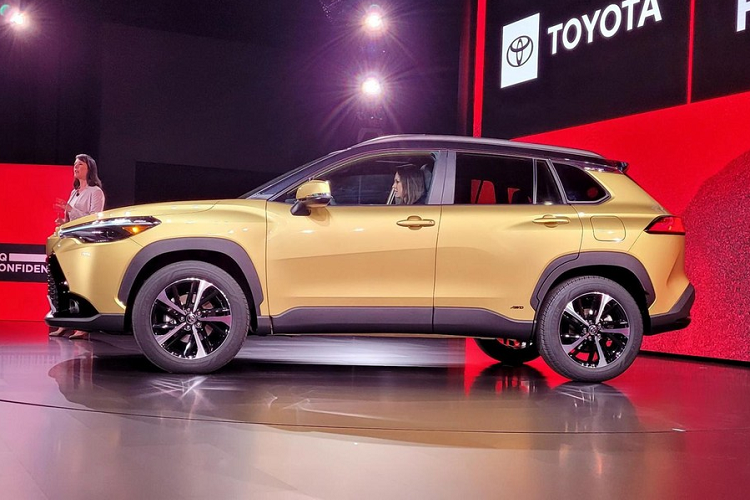 Những điểm nhấn còn lại của Toyota Corolla Cross 2023 ở thị trường Mỹ bao gồm hệ thống kiểm soát hành trình thích ứng, đèn pha tự động, nhận biết biển báo giao thông, cảnh báo còn hành khách trên ghế sau, phát hiện điểm mù và cảnh báo phương tiện cắt ngang khi lùi.