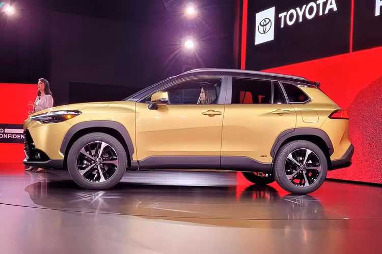 Những điểm nhấn còn lại của Toyota Corolla Cross 2023 ở thị trường Mỹ bao gồm hệ thống kiểm soát hành trình thích ứng, đèn pha tự động, nhận biết biển báo giao thông, cảnh báo còn hành khách trên ghế sau, phát hiện điểm mù và cảnh báo phương tiện cắt ngang khi lùi.
