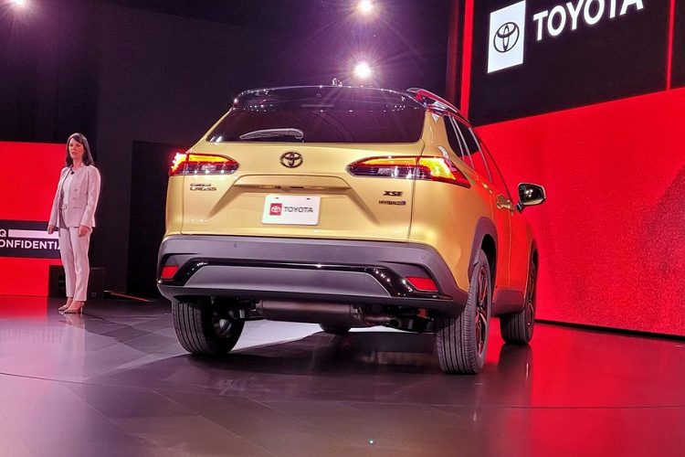 Thêm vào đó là tính năng hỗ trợ bám làn đường và cảnh báo chệch làn đường, tích hợp hỗ trợ đánh lái.