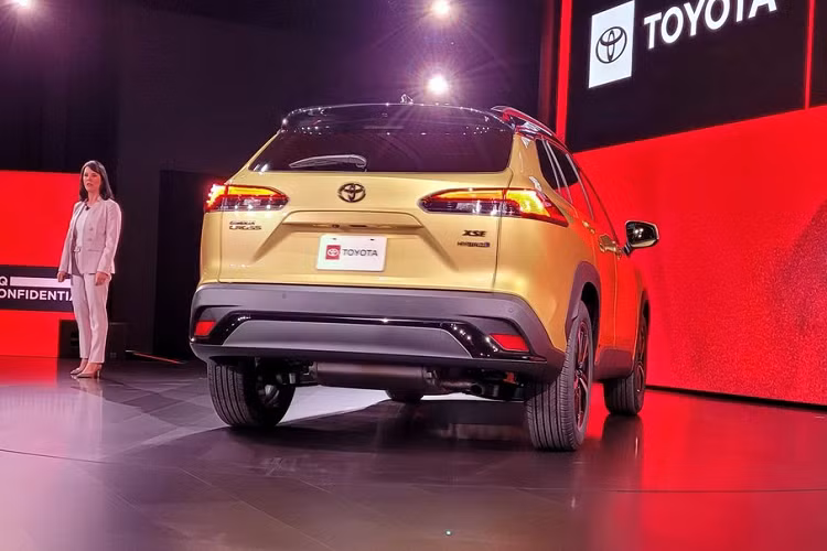 Thêm vào đó là tính năng hỗ trợ bám làn đường và cảnh báo chệch làn đường, tích hợp hỗ trợ đánh lái.