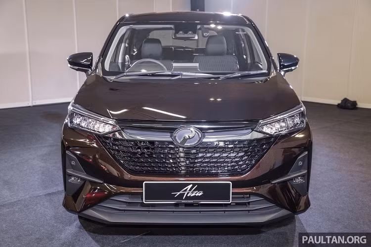 Toyota Avanza là mẫu MPV cỡ nhỏ rất được ưa chuộng tại các thị trường Đông Nam Á. Do đó, không có gì ngạc nhiên khi mẫu xe này được phát triển nhiều phiên bản khác nhau để đáp ứng nhu cầu của mọi khách hàng. Ngoài Veloz cao cấp, Toyota Avanza còn có phiên bản giá rẻ mang tên Daihatsu Xenia và Perodua Alza. Trong đó, Alza do Perodua - hãng xe nội địa lớn nhất của Malaysia - sản xuất.