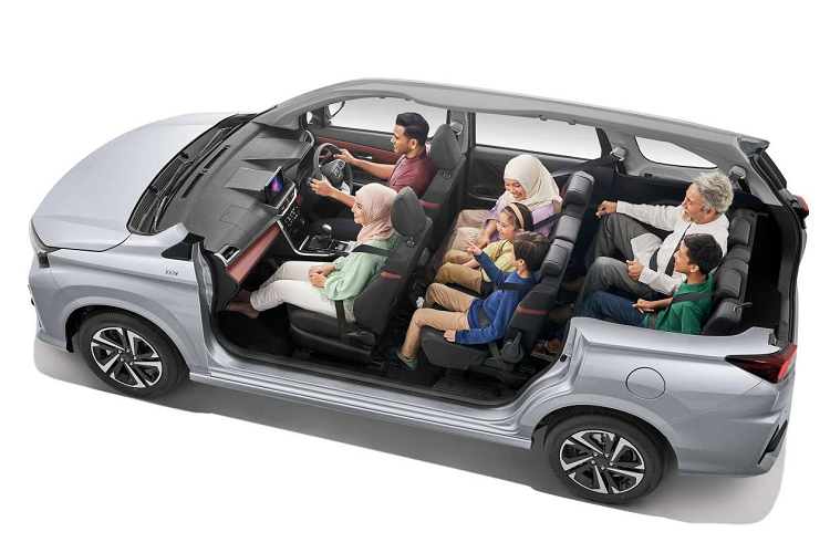 Trong khi đó, bên trong bản AV là nội thất phối 2 màu, vô lăng tích hợp đủ phím chức năng, màn hình trung tâm 9 inch, hỗ trợ Android Auto có dây, hỗ trợ giữ làn đường, hệ thống kiểm soát hành trình thích ứng, cảnh báo điểm mù, cảnh báo phương tiện cắt ngang khi lùi và camera hành trình. Chưa hết, bản AV còn sở hữu phanh tay điện tử, tính năng tự động giữ phanh tạm thời và camera 360 độ.