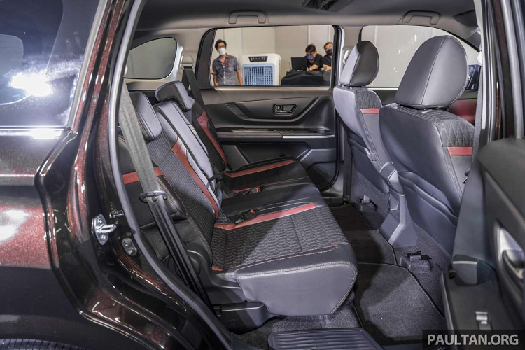 Ngoài ra, bản tầm trung của mẫu MPV cỡ nhỏ này còn có màn hình thông tin giải trí dạng cảm ứng 7 inch, bảng đồng hồ kỹ thuật số, camera lùi, 6 loa và 5 cổng sạc.