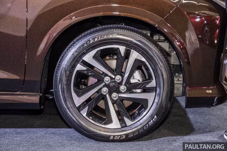 Dù ở phiên bản nào, Perodua Alza 2022 cũng dùng động cơ xăng 4 xi-lanh, hút khí tự nhiên, dung tích 1.5L quen thuộc của hãng Toyota. Động cơ này tạo ra công suất tối đa 105 mã lực và mô-men xoắn cực đại 138 Nm. Động cơ Dual VVT-i đạt tiêu chuẩn khí thải Euro 4 này kết hợp cùng hộp số biến thiên vô cấp D-CVT và hệ dẫn động cầu trước.