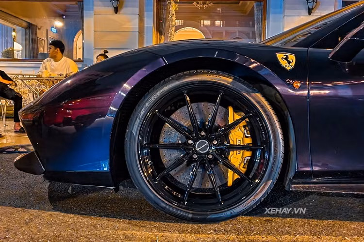 Về truyền động, Ferrari 488 Spider sử dụng động cơ tăng áp kép V8 3,9 lít cho ra công suất 660 mã lực và 760Nm mô-men xoắn cực đại, giúp xe có thể tăng tốc từ 0 - 200 km/h chỉ trong 8,7 giây trước khi cán tới tốc độ tối đa 325 km/h.