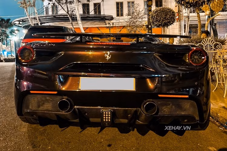 Bên cạnh đó, siêu xe Ferrari 488 Spider còn được trang bị thêm bộ bodykit sợi carbon giúp xe trông hầm hố hơn, cá tính hơn, gói độ gồm nhiều chi tiết làm bằng sợi carbon như như líp trước, ốp sườn, ốp khe hút gió và cánh gió bắt cố định ở phía sau.