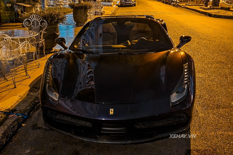 Chưa hết, Ferrari 488 Spider của "ông trùm" Pharmacity cũng được "lên đời" bộ mâm 5 chấu kép dạng 1-Piece Monoblock có tên gọi R11-R ULTRASPORT+ CL, hoàn thiện trong màu sơn đen bóng; và hệ thống ống xả Fi mang lại âm thanh đanh thép hơn.